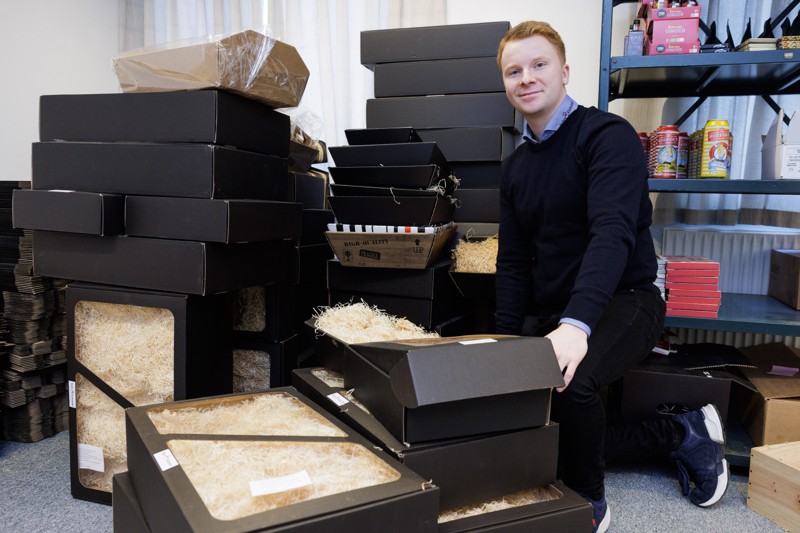 Alene i december røg der 1500 gaveæsker med indhold af vin, kaffe og lignende ud af butikken. Mange af de tomme kasser er allerede kommet tilbage.