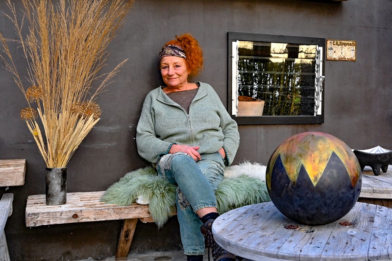 Ulla Yde nyder tilværelsen som keramiker. Netop nu har hun oprydningsudsalg fra sit hjemmegalleri.