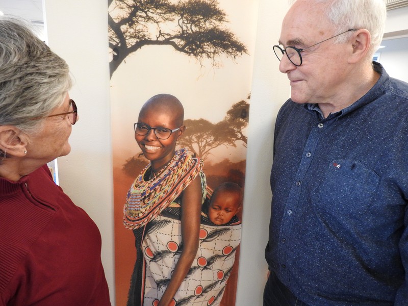 Her er der en heldig mor, der har fået nye briller af Birgit og Flemming på turen til Afrika. - Det er den glæde, vi oplever fra dem, der får nye briller, der gør, at turen er det hele værd for os, siger parret.