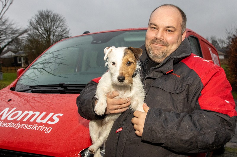 Rottehunden Tulle er en hund efter rotter – og når først den får fært, har rottebekæmperen Jack Vestergaard svært ved at holde den lille Jack Russell-terrier i favnen.