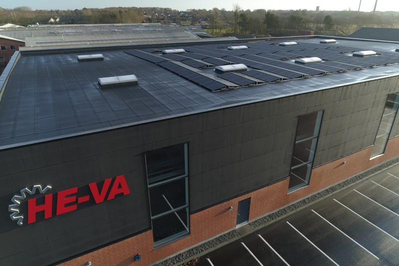 Den grønne omstilling er i gang hos Mors-virksomheden HE-VA ApS, hvor der i skrivende stund installeres solcelleanlæg i Nykøbing-afdelingen.