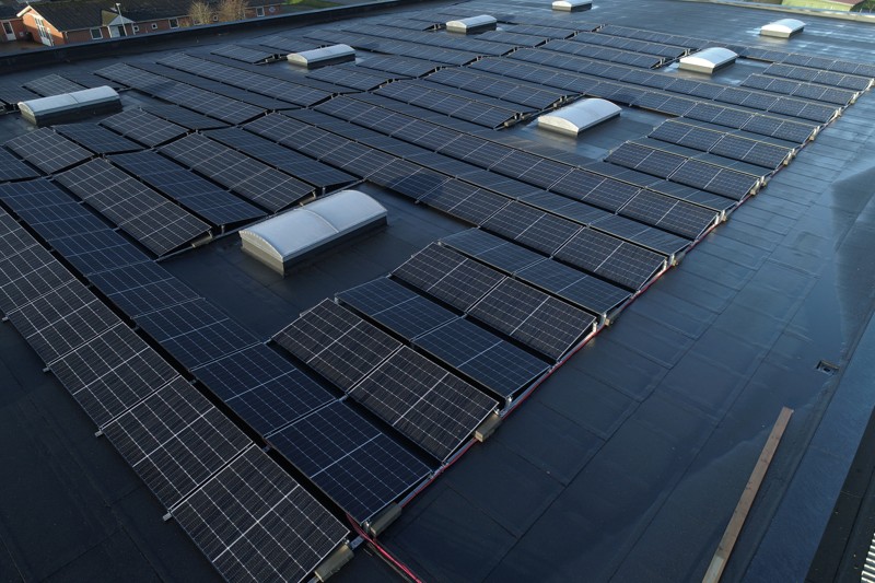 Med denne investering i to 100 kWh og ét 50 kWh solcelleanlæg, reducerer HE-VA drastisk deres CO2 udledning pr. kWh i dele af produktionen.
