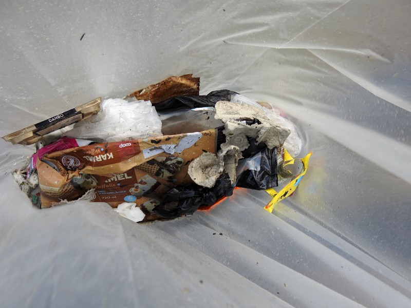 Ved et kig i den pose Mads denne tirsdag har samlet ind i kan man se at er er gammelt emballage i plastik, samt både cigaret hylstre og cigaretfiltre, samt alt muligt andet, der skader naturens gode oplevelsesmuligheder for dyr og mennesker.