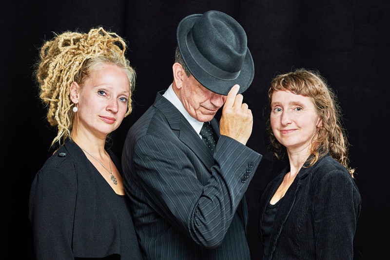 Gary Snider som Leonard Cohens alter ego flankeret af vokalisterne Connie Pilgaard Nielsen (til venstre) og Katrine Hald. 