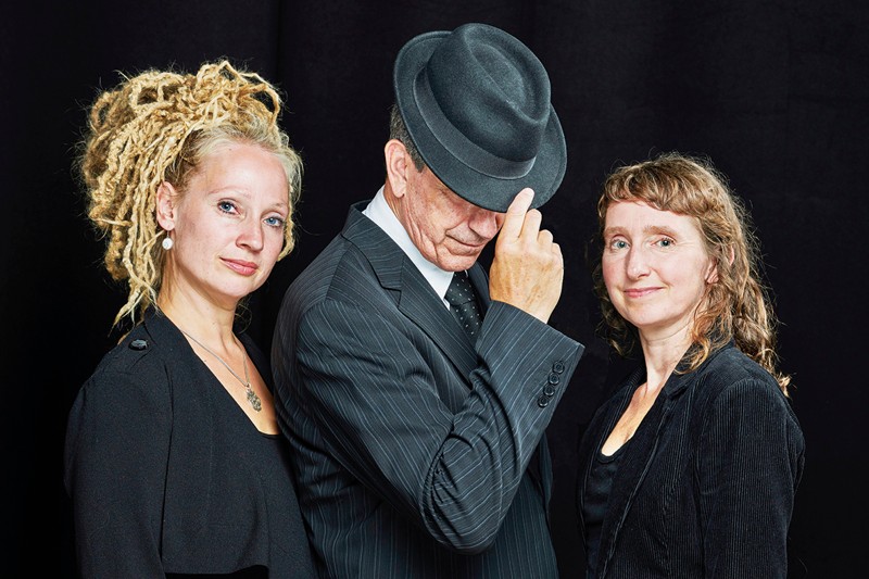 Gary Snider som Leonard Cohens alter ego flankeret af vokalisterne Connie Pilgaard Nielsen (til venstre) og Katrine Hald.