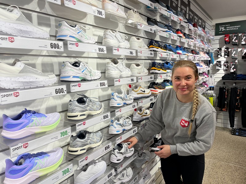 Annie Bech er, sammen med sine kolleger hos Sport24 i Aars, klar med service og rådgivning i butikken. Blandt andet om løbesko.