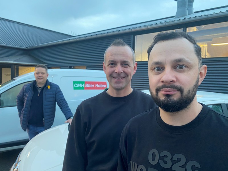 Navnet er til at kende, og servicen og gennemsigtigheden er den samme som altid i autoværkstedet på Smedevej 15 i Hobro. Nu har Lars Oppelstrup Møller givet stafetten videre til nye kræfter - Kim Heiligers og Adrian Cocoveica.