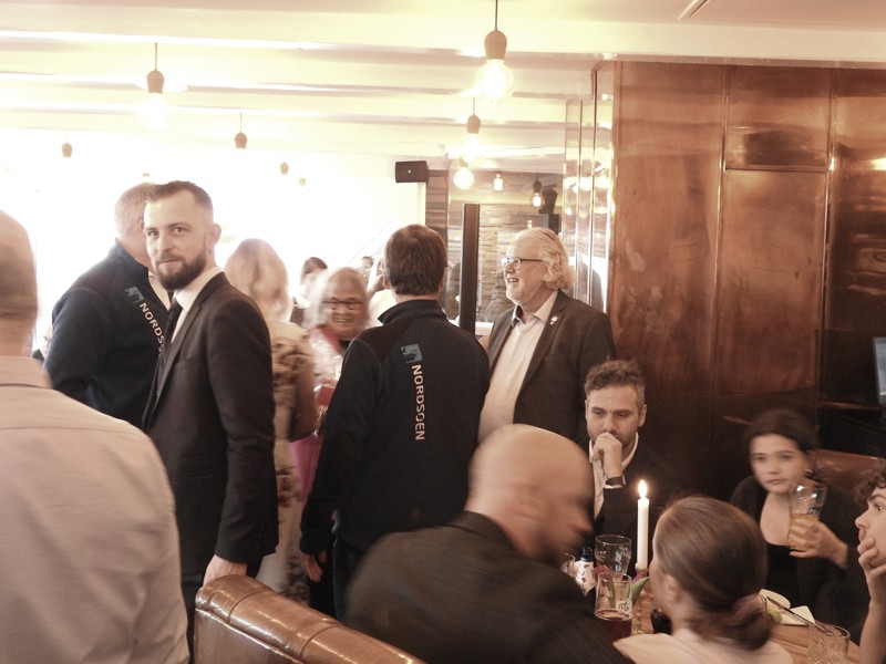 Her er det stående Christoffer Ramberg til venstre, og Ejvind Jensen stående til højre, begge havde travlt med goddag og farvel til de mange gæster.