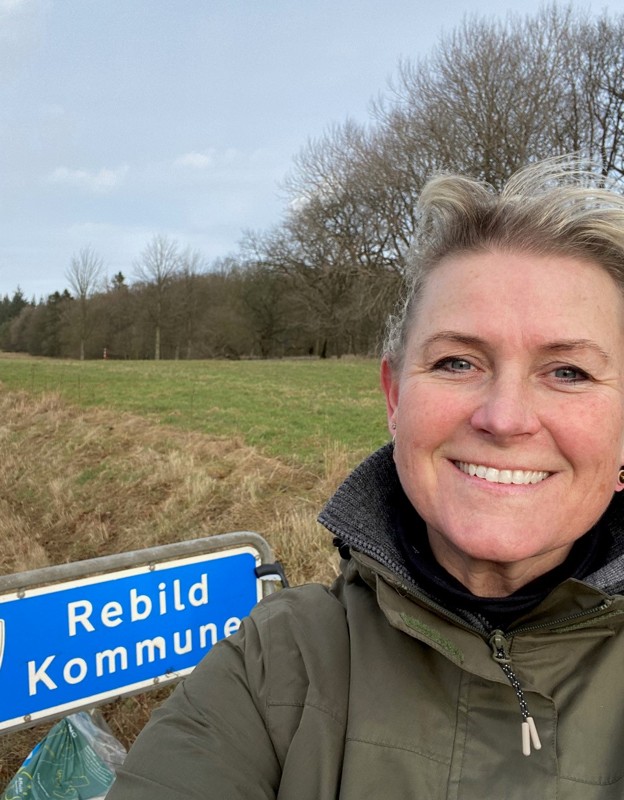 Birgitte Wilsted Simonsen (K) skal i sin tid i byrådet i Rebild Kommune samle skrald på i alt 157 kilometer - en for hver personlig stemme, hun fik ved kommunalvalget i 2021