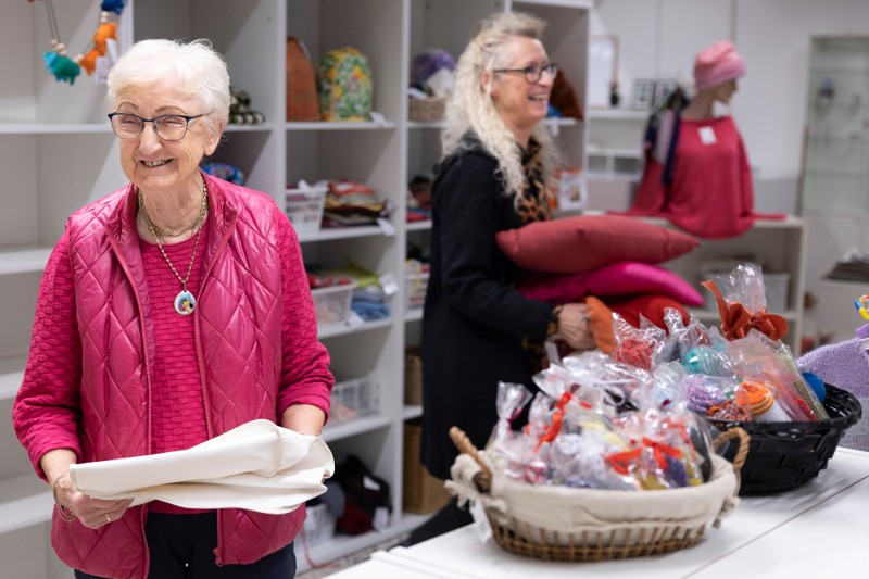 De frivillige er hele omdrejningspunktet for, at Røde Kors kan drive sine genbrugsbutikker, og i øjeblikket bliver der lagt mange timer i at gøre den nye butik klar til at tage imod kunderne.