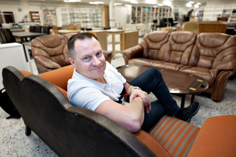 Claudi Jacobsen er butikskonsulent i Røde Kors Genbrug, og han glæder sig til at byde kunderne velkommen i den nye butik.
