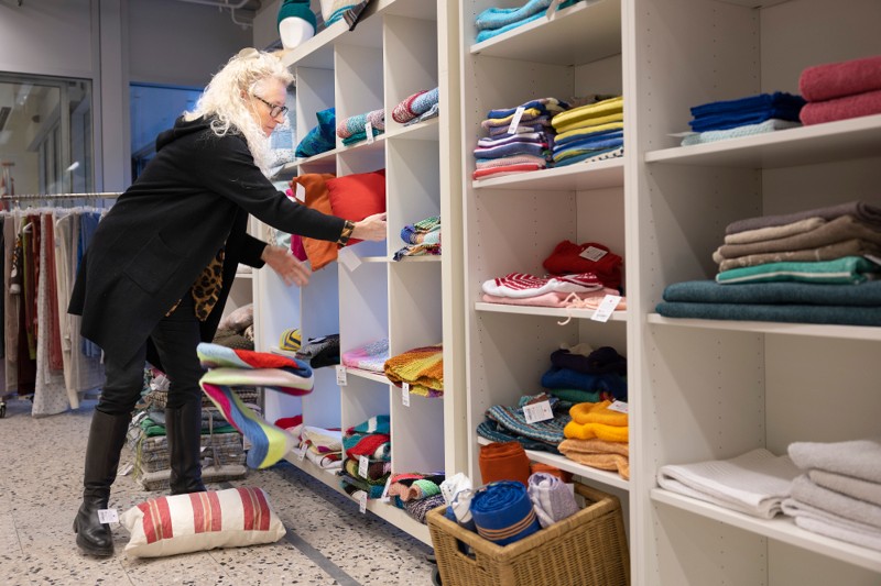 Du finder masser af tøj i den nye genbrugsbutik - sammen med møbler, isenkram, elektronik, bøger og meget andet.