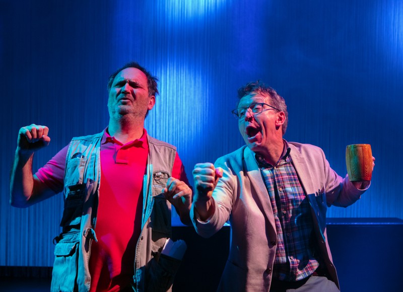 Med deres helt særlige humoristiske timing og figurtegning fortsætter Niels Ellegaard og Henrik Lykkegaard deres succesfulde parløb på Folketeatret.