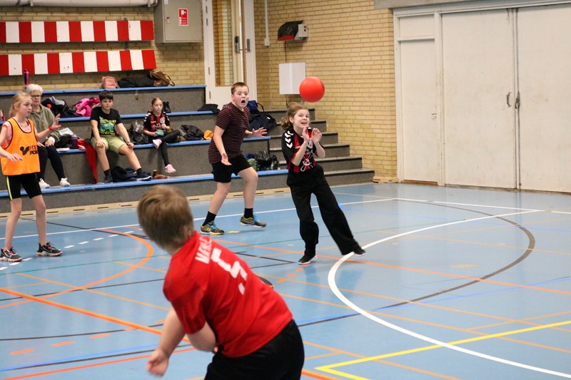 Sigrid fra Stensnæsskolen var én af de sidste på holdet og forsøgte forgæves ikke at blive ramt af bolden. Her bliver hun ramt af "Mæhle" fra Østervrå.