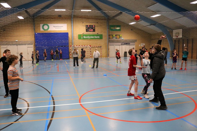 Elever fra Sæbygaardskolens 8. klasser hjalp med afviklingen af stævnet, bl.a. med dommerkast ved kampstart.