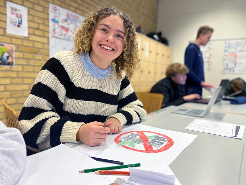 Victoria Kupetz fra 9.a på Sæbygård Skoleafdeling arbejder her med No drugs temaet.