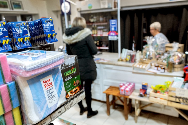 Torvekøbmanden i Bonderup er presset af stigende energipriser, vigende omsætning og manglen på frivillige til at tage en tørn i butikken. En af de frivillge er Laila Jensen Bonderup d. 13 januar 2023