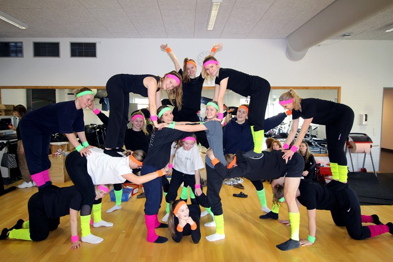 Der er masser af dans i forestilling, og der er mange danse, der skal indøves. Her laver de pyramiden. Flot, men svært.