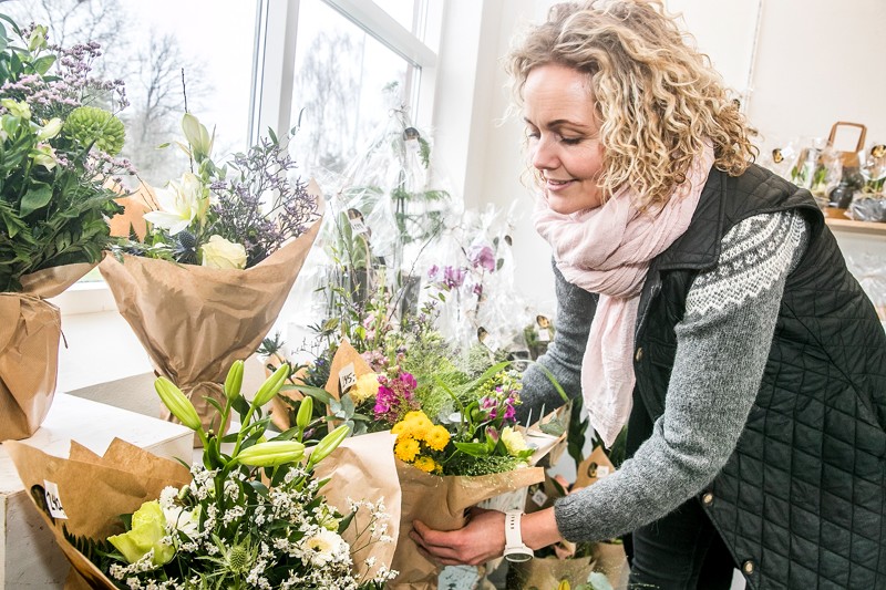 Dorte har drevet Blomsterpigen i Vodskov i 16 år. Nu kan hendes buketter, dekorationer og gaveæsker også købes på Vestergade 14B i Ulsted.