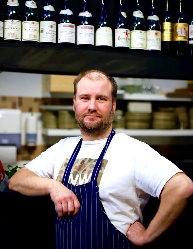 Vin, Sprit og Deli Centralens nye kok kommer fra en stilling på Ruths Hotel og har tidligere været køkkenchef på Madklubben og Boulebar i København, samt en fortid hos Nimb og Le Sommelier også i København.