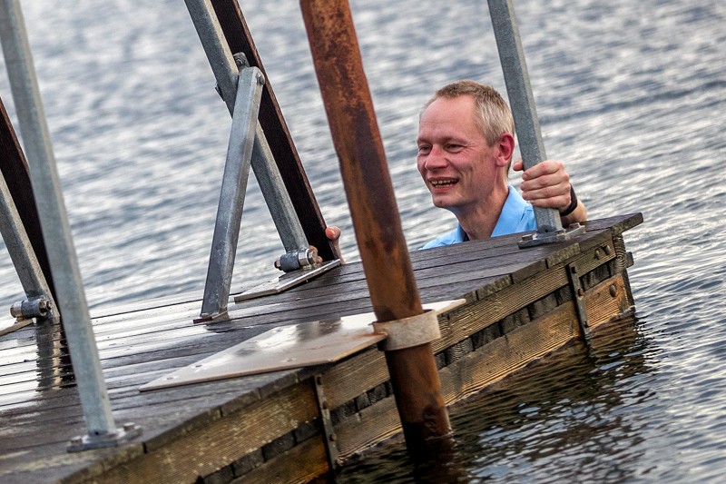 Vigfus, kan han kalde sig nu. Peter Sørensen måtte også en tur i vandet for at bevise sit værd som viking.