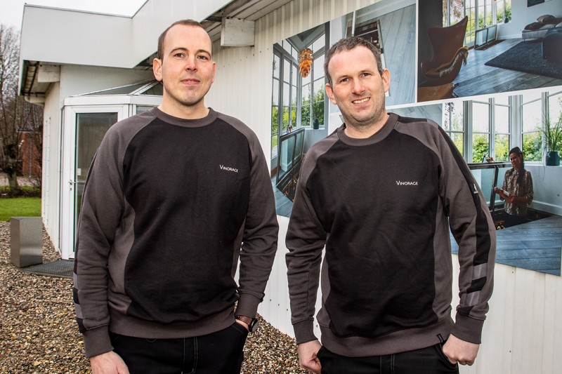Iværksætterne Rasmus og Rene Glindvad Kristensen foran Vinorages nye lokaler på Terndrupvej i Brovst.