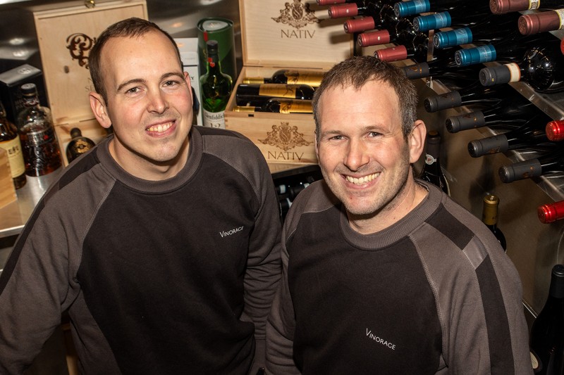 Rasmus og Rene Glindvad Kristensen i Vinorages helt store model, som Rene har installeret i hjemmet i Tranum.