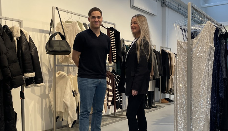 Moses Lametsch (tv.) og Astrid Frank Jørgensen (th.) afholder snart webshoppens første lagersalg i de nye lokaler i Vestbyen.