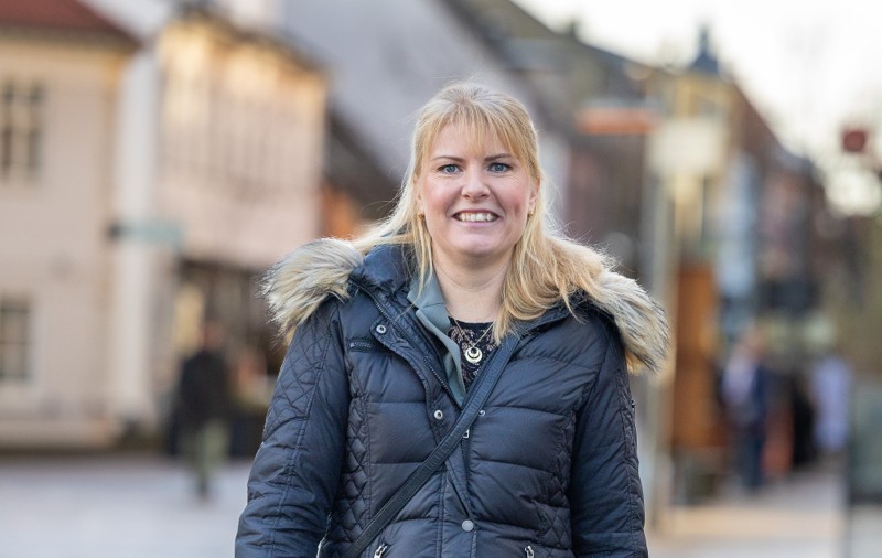 Som mor værdsætte at komme hjem hver aften og putte sine to små piger fremfor at være ude og rejse cirka 80 dage om året. som hun gjorde i sit tidligere job.