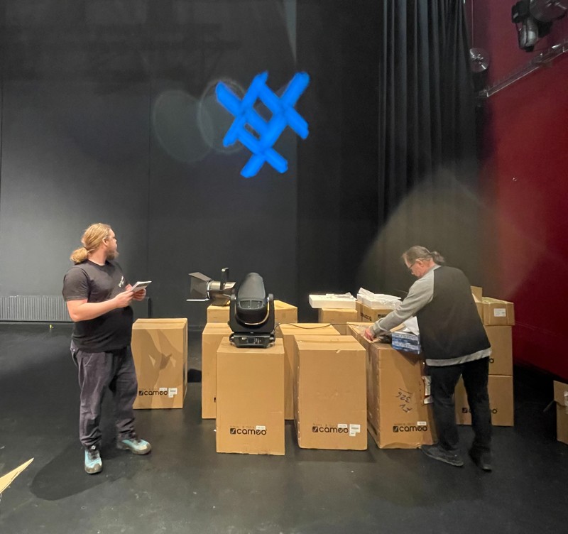 Musikhusets tekniske personale, Søren, Remi og Peter, modtager første leverance af det nye bæredygtige scenelys i ALFA.