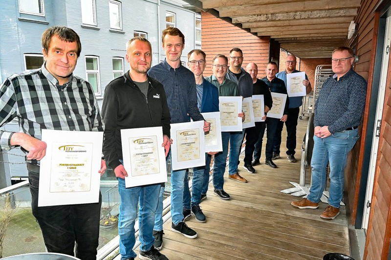 De ni chauffører får guld eller sølv-diplom af formand for Thy Vognmandsforening Mark Kristensen (th). Se navnene i artiklen.
