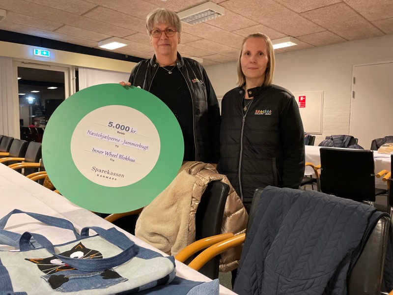 Ruth og Nanna er frivillige i Næstehjælperne Jammerbugt, og de fik mandag aften overrakt 5.000 kroner på Nordstjernen i Blokhus.