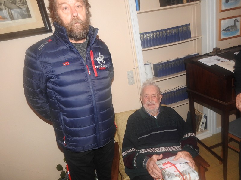 Her er det sønnen Poul Erik, der er 66 år gammel. Siddende er det faderen Peter Jensen på nu 100 år, som stadig er super kvik og var glad på sin fødselsdag.