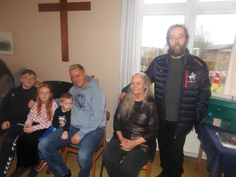 Her er så familien, og fra venstre er det de tre oldebørn Oliver freja og Nicklas, så er det barne barnet Frank, og svigerdatteren Karen Grethe, og sønnen Poul Erik