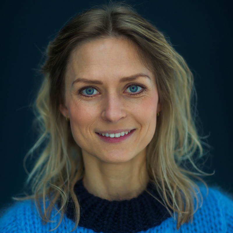 Børne- og familieekspert Sofie Münster ser nærmere på klassiske udfordringer som gruppepres, lavt selvværd, ensomhed, tankemylder og bekymringer, stress og præstationspres. Forældre får på webinaret hjælp til, hvad de kan holde øje med hos deres teenager, så man kan spotte problemerne, inden de bliver store og får massevis af konkrete redskaber til, hvordan man kan møde udfordringerne i praksis.