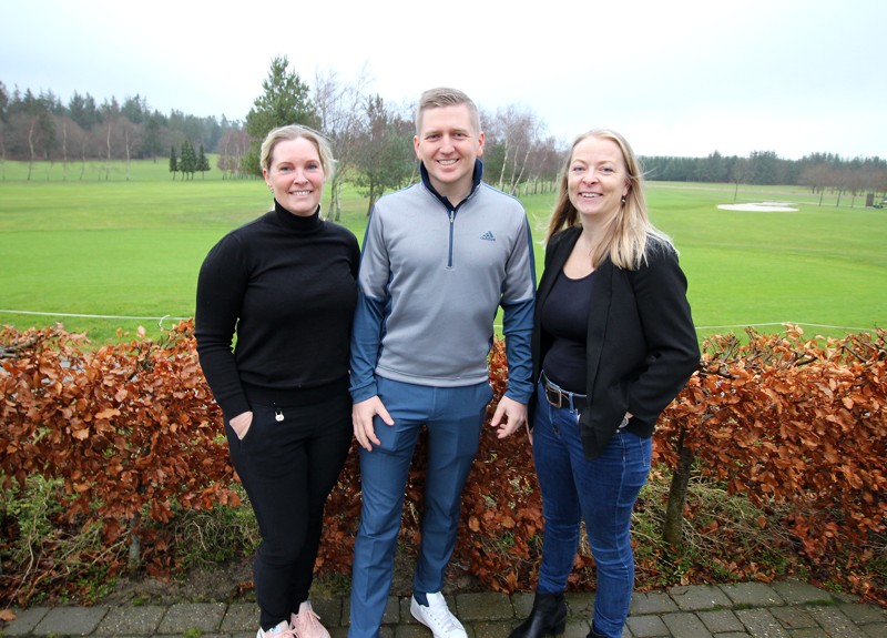 Golfklubbens formand, Heidi Selmer Pedersen, og kasserer, Jeanette Würtz sammen med den nyansatte leder, Casper Bruun.