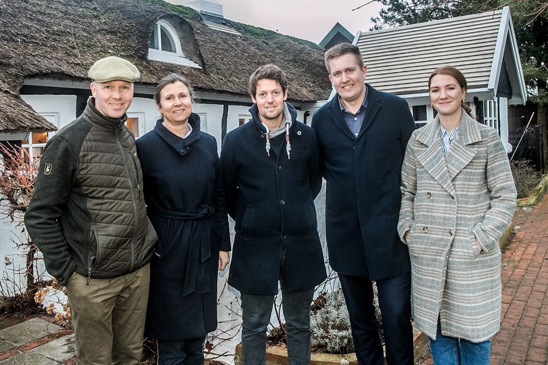 Et nyt makkerskab tegner den historiske Restaurant Raalingen i Hou. Ejerkredsen er på billedet repræsenteret fra venstre ved Michael Bundgaard, Tabitha Bundgaard og Thomas Dahl. Til højre ses Michael Højer og Laura Kristensen.