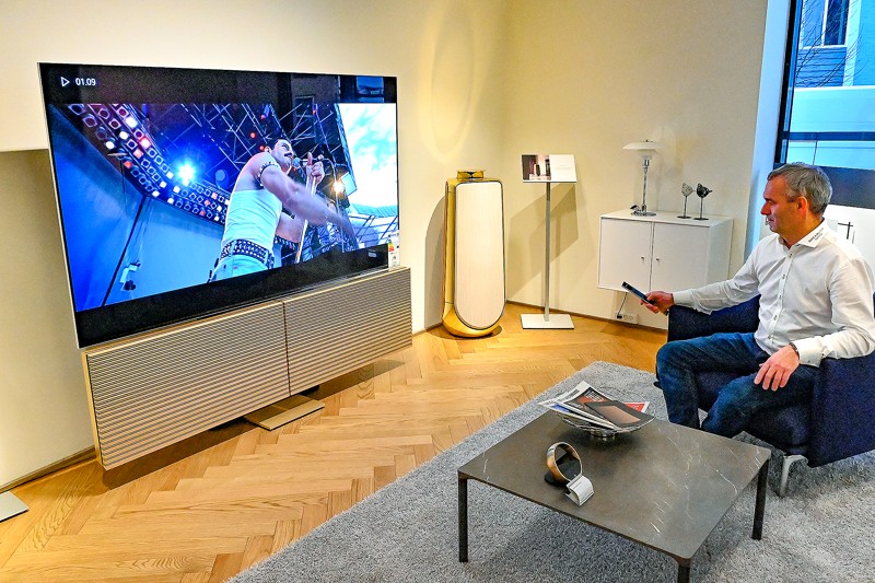 Butikkens store TV-rum er indrettet på alle måder, så indtrykket af lyd vil være den samme som i hjemmet. På væggen hænger B&O Harmony 83 tommer.