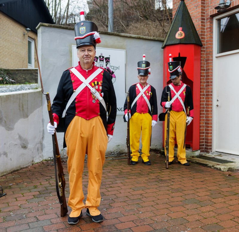 Korporal Knud Jørgensen poserer i en helt ny uniform. I baggrunden et par væbnere, der stadig bærer de gamle slidte gevandter.