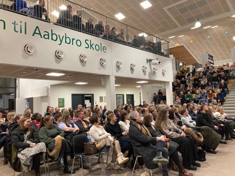 Det var dagtilbuddene Aaby Øst og Aaby Vest, der i samarbejde havde inviteret Lola og indbudt forældre og personale til en aften i hendes selskab.