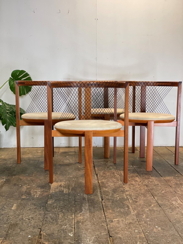 Fire Haugesen armstole i kirsebærtræ, model “string-chair", blev i sidste uge solgt for 3900 kroner til en opkøber i Budapest, efter Gustav Theilmann havde præsenteret dem på sin Instagram-profil.