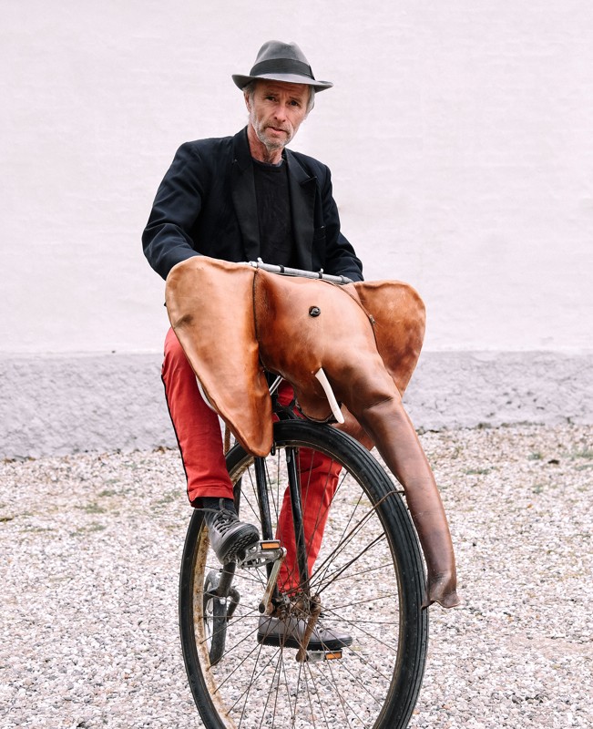 Jørgen Mortensen fra "Det Flyvende Kuffertcirkus" tager børn fra fire år og voksne med på et par timers munter leg med forskellige cirkus-aktiviteter.