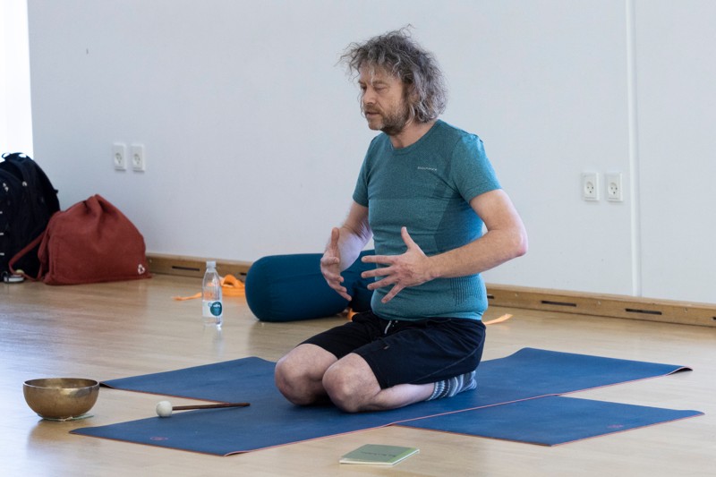 Yogalærer Søren Toft Hansen underviser i blid yoga og mindfulness i Brønderslev.