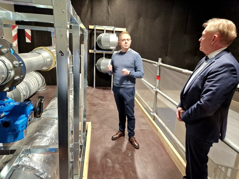 Civilingeniør Steffen Pedersen viste begejstret gæster rundt i det nye testcenter, her Vesthimmerlands borgmester Per Bach Laursen.