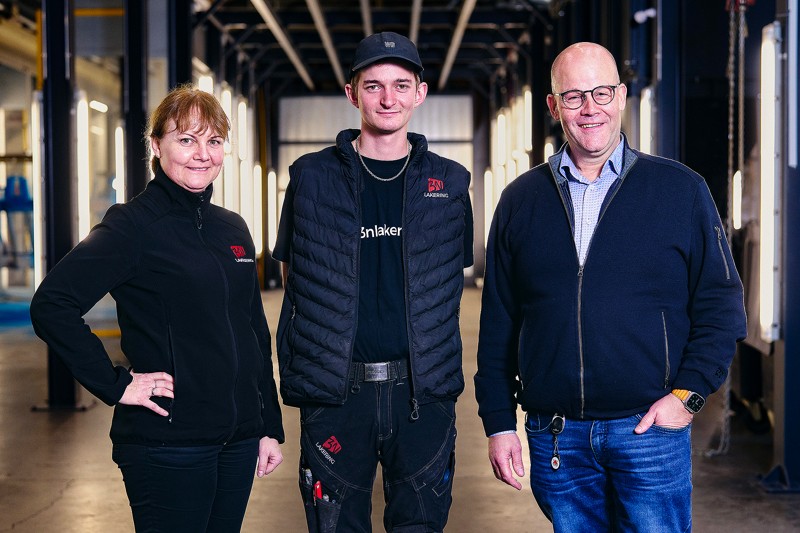 Frederik Furbo (i midten) er blevet ny afdelingsleder hos 3 N lakering. Her sammen med indehaverne Joan og Morten Fuhlendorff Nielsen. Foto: Bertel Bolt.