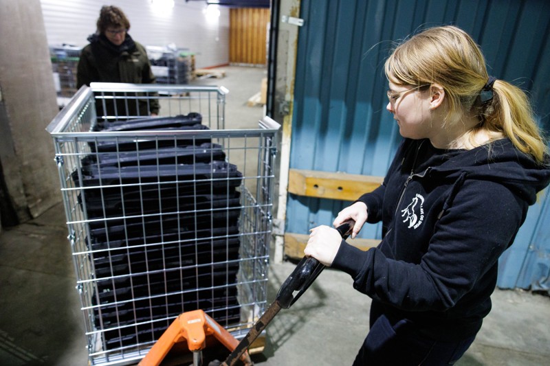 Der er travlhed i et industrilager på Aalykkevej i Hobro, hvor tusindvis af skraldespande gøres klar.