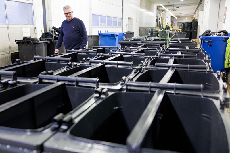 De nye skraldespande er inddelt i to rum: Et til madaffald og et til restaffald. Skraldespanden er forsynet med sviplåg, så man kan nøjes med at åbne for én af sektionerne.