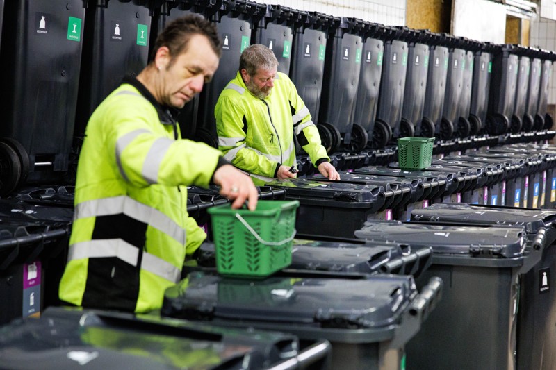 Når du modtager din nye skraldespand, ligger der en lille grøn spand indeni. Den lille spand kan du bruge til opsamling af madaffald i dit køkken.