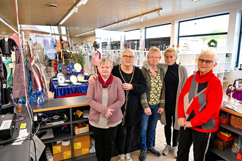 Onsdagsholdet i butikken: fra venstre: Bodil Guldhammer, Else Marie Andreasen, Lisbeth Jensen, Elly Schurmann og Jytte Kristensen. 