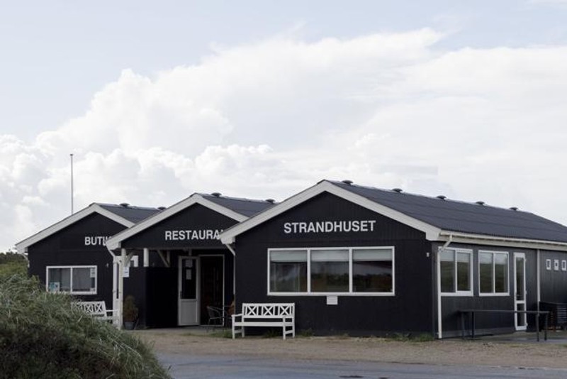 Sådan kender gæsterne Strandhuset på Tranum Strand , som nu omdøbes til V-Hav.